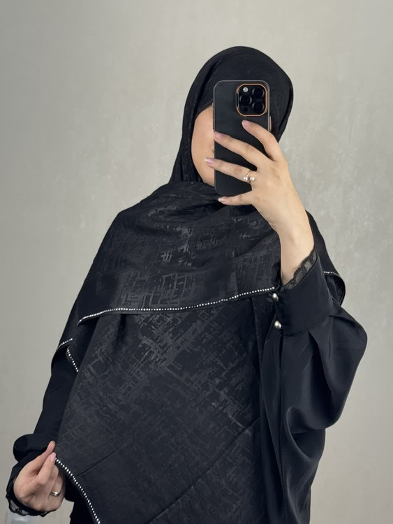 روسری وال اسلپ پتینه دورنگین نقره ای و منگوله دار با رنگ مشکی