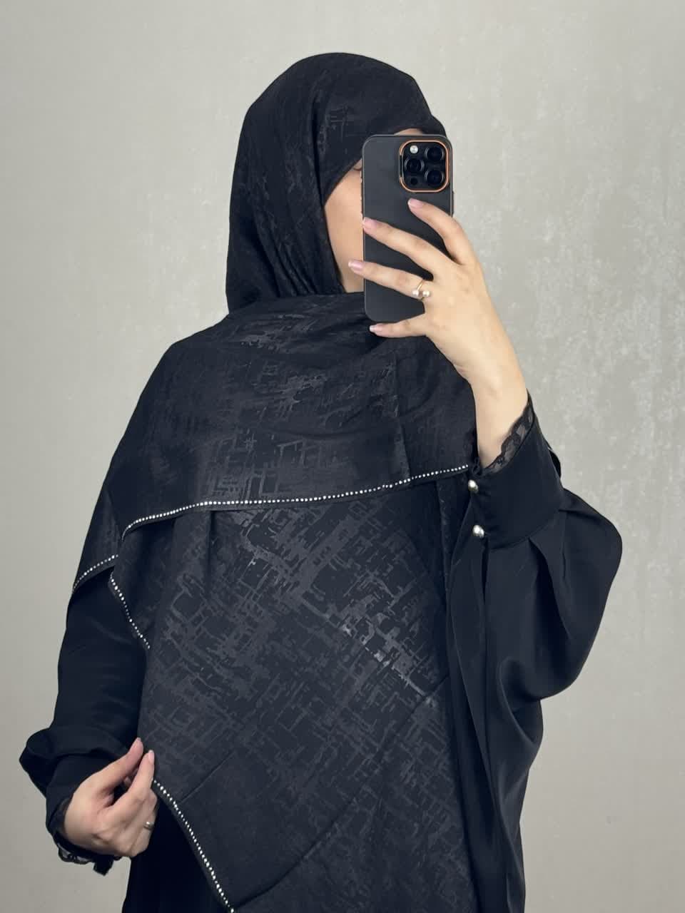 روسری وال اسلپ پتینه دورنگین نقره ای و منگوله دار با رنگ مشکی