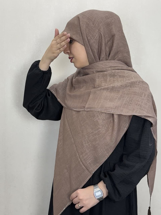 روسری وال اسلپ پتینه دورنگین و منگوله دار با رنگ موکا