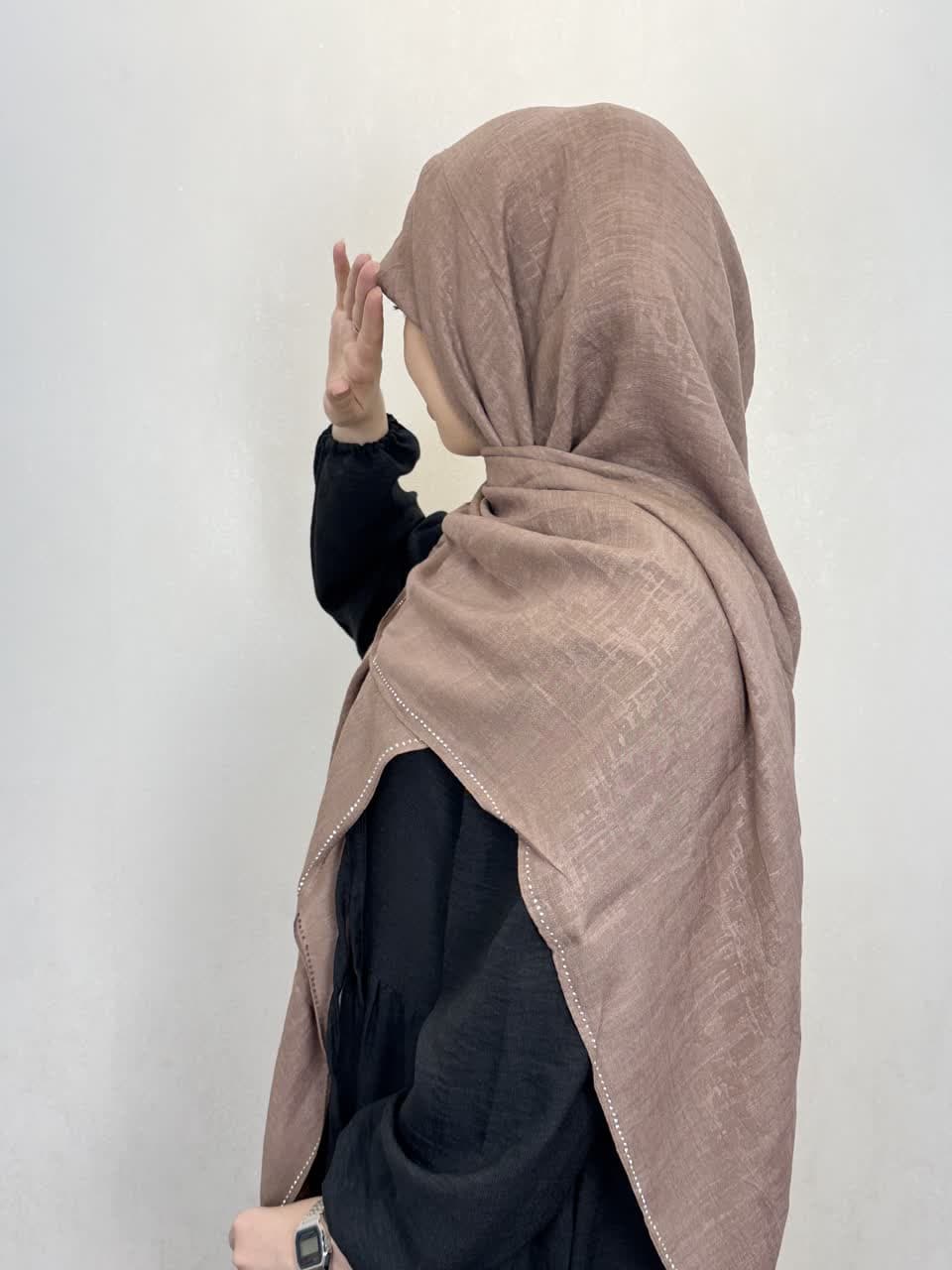 روسری وال اسلپ پتینه دورنگین و منگوله دار با رنگ موکا