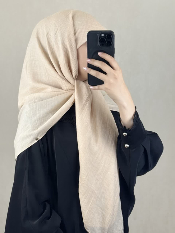 روسری نخی سنگشور و دور پانچی رنگ کرم روشن