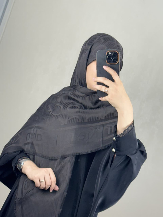 روسری ابریشم ژاکارد CK رنک مشکی متمایل به رنگ قهوه ای سوخته