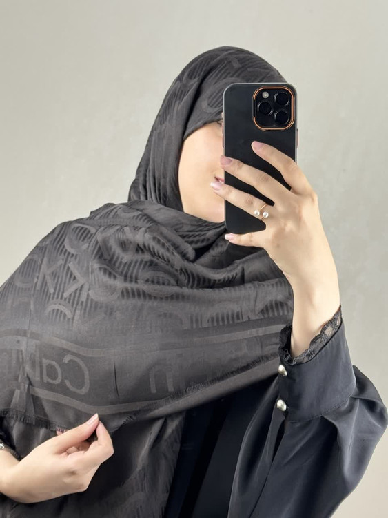 روسری ابریشم ژاکارد CK رنک مشکی متمایل به رنگ قهوه ای سوخته