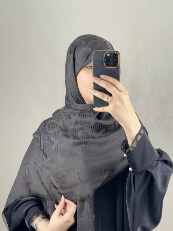 روسری ابریشم ژاکارد CK رنک مشکی متمایل به رنگ قهوه ای سوخته