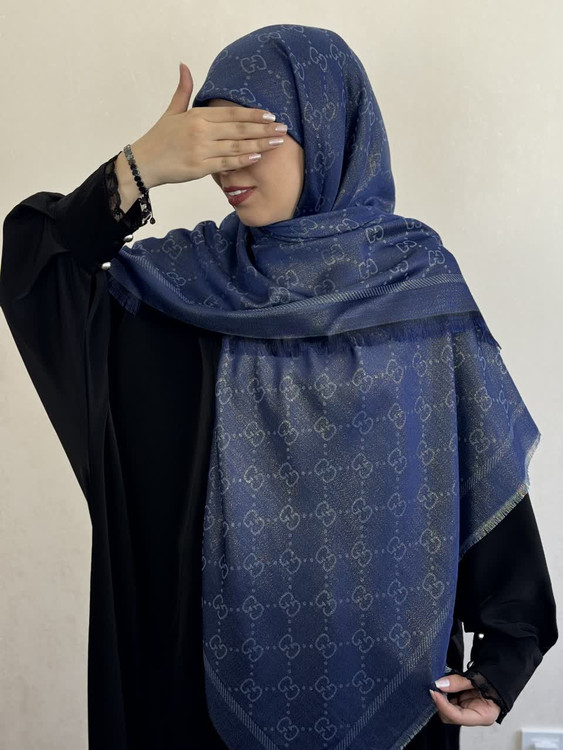 روسری لمه گوچی وارداتی دوریش و شاینی رنگ سورمه ای