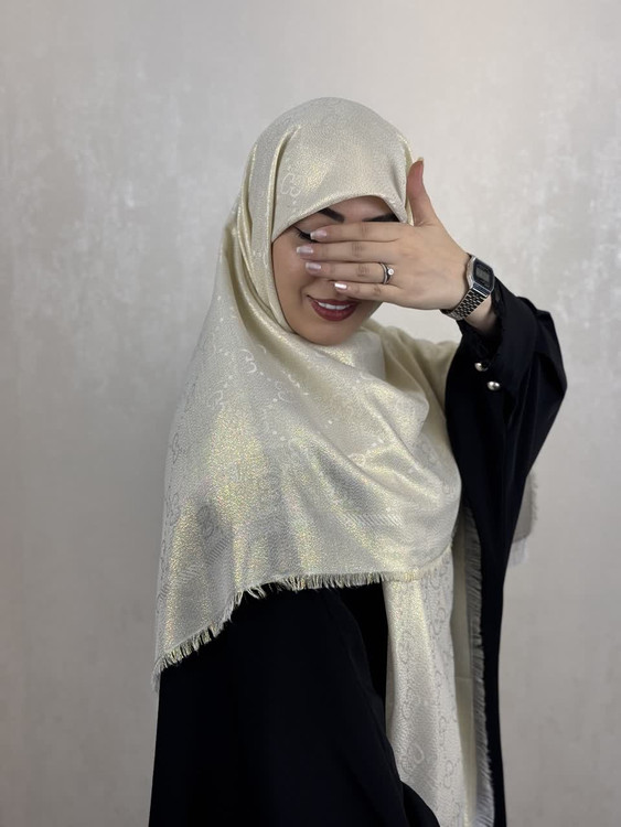 روسری لمه گوچی وارداتی دوریش و شاینی رنگ شیری طلایی