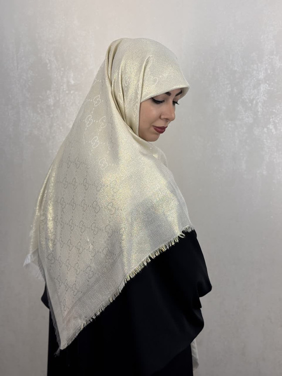 روسری لمه گوچی وارداتی دوریش و شاینی رنگ شیری طلایی