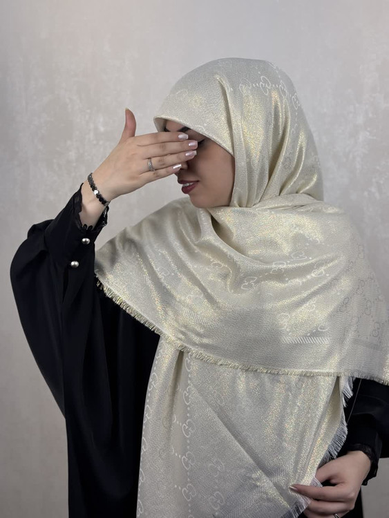 روسری لمه گوچی وارداتی دوریش و شاینی رنگ شیری طلایی