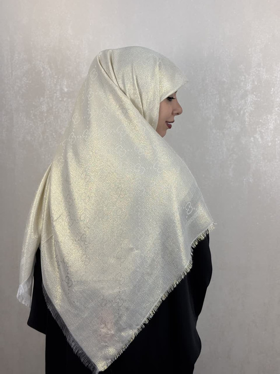 روسری لمه گوچی وارداتی دوریش و شاینی رنگ شیری طلایی