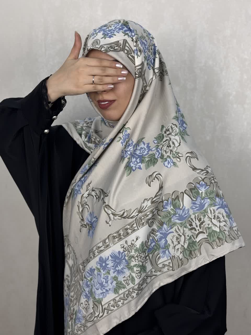 روسری ابریشم ژاکارددور دست دوز وارداتی  طرح گل رنگ طوسی با گل های آبی