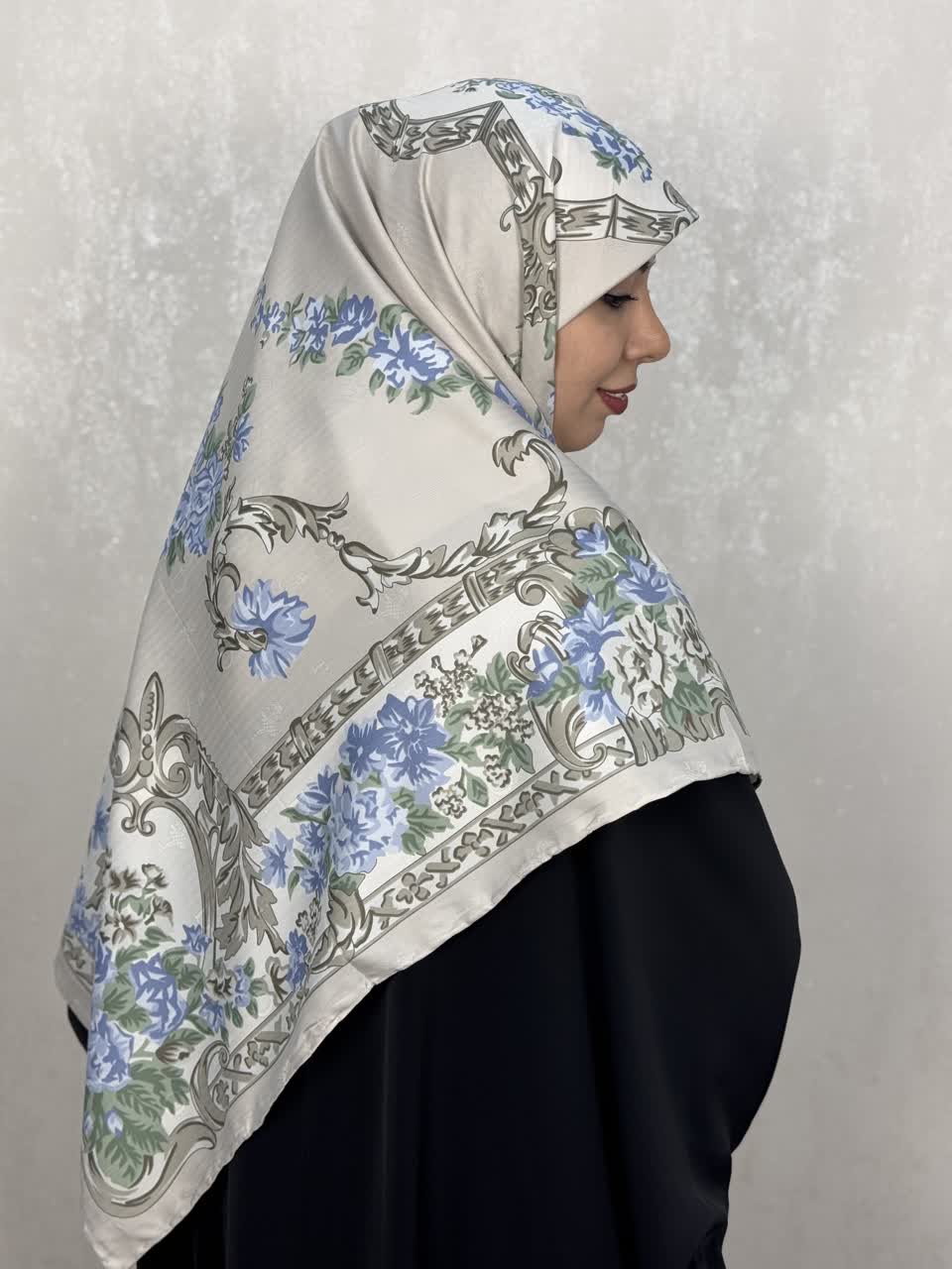 روسری ابریشم ژاکارددور دست دوز وارداتی  طرح گل رنگ طوسی با گل های آبی