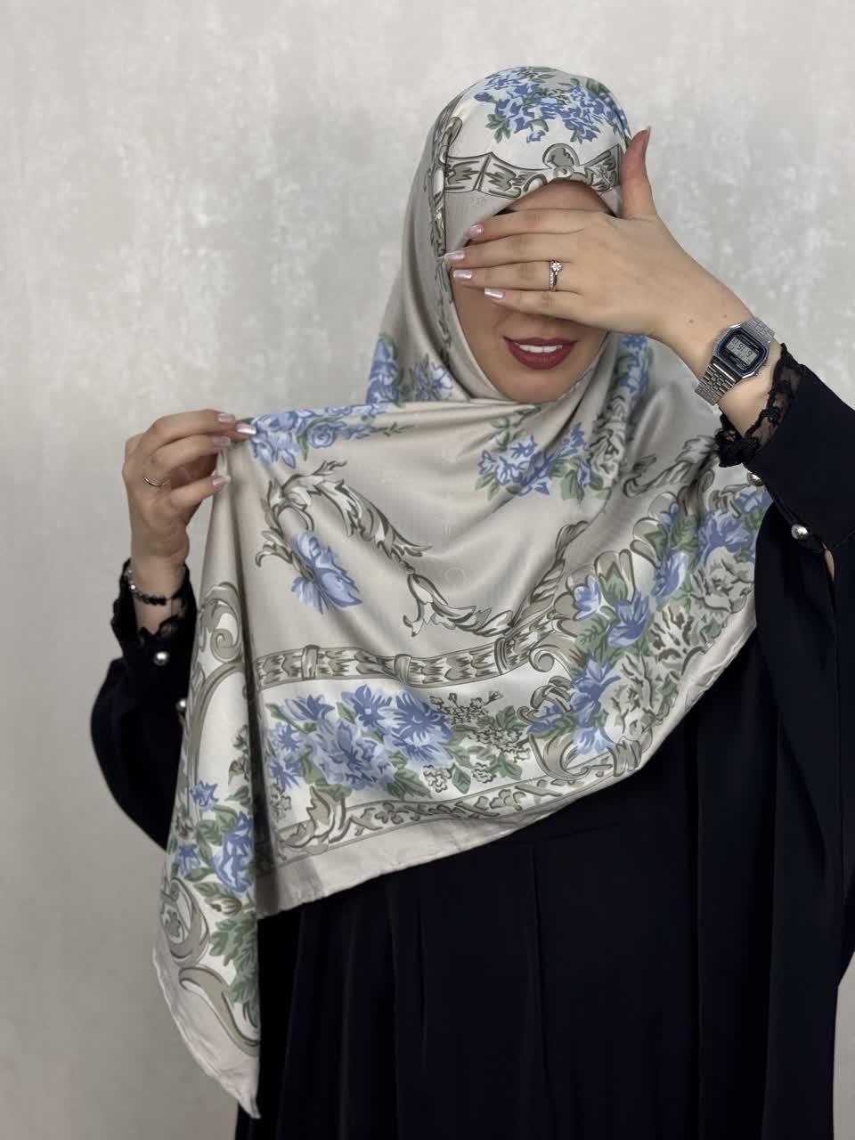 روسری ابریشم ژاکارددور دست دوز وارداتی  طرح گل رنگ طوسی با گل های آبی