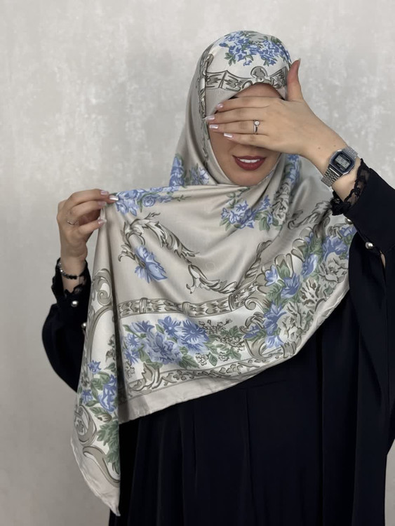 روسری ابریشم ژاکارددور دست دوز وارداتی طرح گل رنگ طوسی با گل های آبی