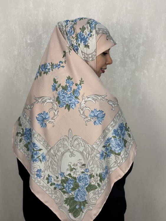 روسری ابریشم ژاکارددور دست دوز وارداتی طرح گل رنگ صورتی با گل های آبی
