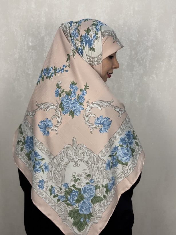 روسری ابریشم ژاکارددور دست دوز وارداتی طرح گل رنگ صورتی با گل های آبی