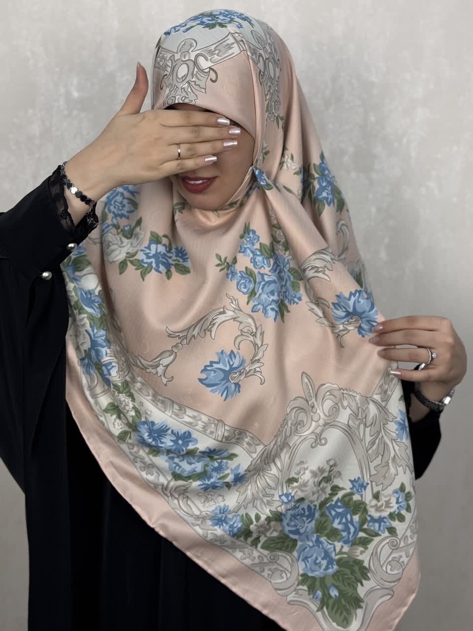 روسری ابریشم ژاکارددور دست دوز وارداتی  طرح گل رنگ صورتی با گل های آبی