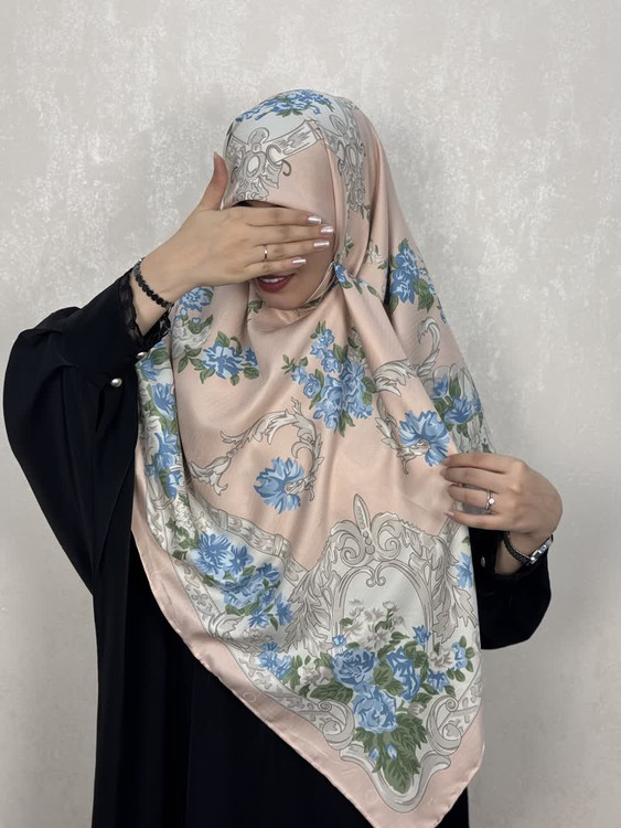 روسری ابریشم ژاکارددور دست دوز وارداتی طرح گل رنگ صورتی با گل های آبی