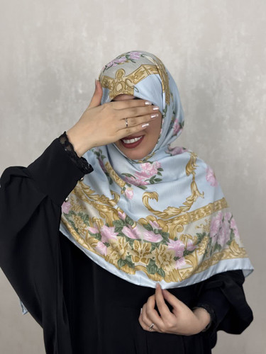 روسری ابریشم ژاکارددور دست دوز وارداتی  طرح گل رنگ آبی پاستیلی  با گل های صورتی