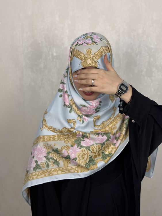روسری ابریشم ژاکارددور دست دوز وارداتی طرح گل رنگ آبی پاستیلی با گل های صورتی