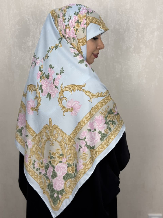 روسری ابریشم ژاکارددور دست دوز وارداتی طرح گل رنگ آبی پاستیلی با گل های صورتی