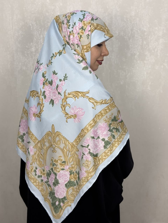 روسری ابریشم ژاکارددور دست دوز وارداتی طرح گل رنگ آبی پاستیلی با گل های صورتی