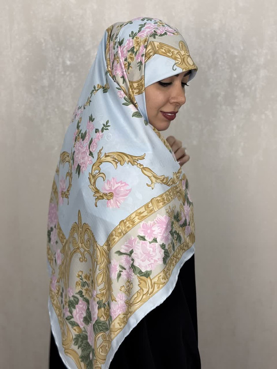 روسری ابریشم ژاکارددور دست دوز وارداتی طرح گل رنگ آبی پاستیلی با گل های صورتی