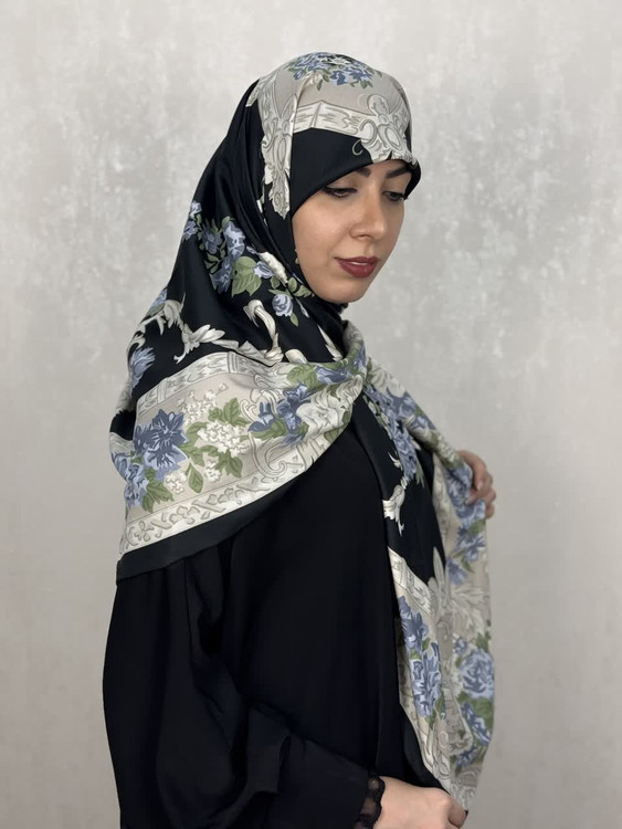 روسری ابریشم ژاکارددور دست دوز وارداتی طرح گل رنگ مشکی با گل های متمایل به بنفش