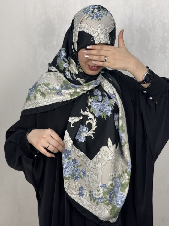 روسری ابریشم ژاکارددور دست دوز وارداتی طرح گل رنگ مشکی با گل های متمایل به بنفش