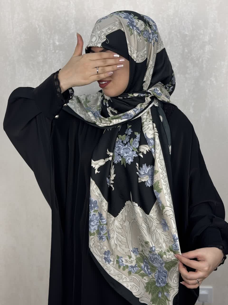 روسری ابریشم ژاکارددور دست دوز وارداتی  طرح گل رنگ مشکی  با گل های متمایل به بنفش