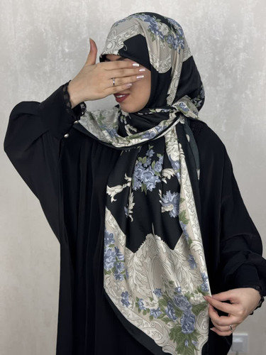 روسری ابریشم ژاکارددور دست دوز وارداتی  طرح گل رنگ مشکی  با گل های متمایل به بنفش