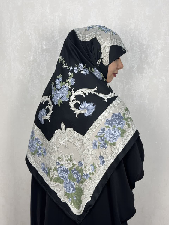 روسری ابریشم ژاکارددور دست دوز وارداتی طرح گل رنگ مشکی با گل های متمایل به بنفش