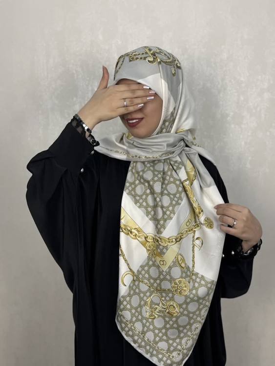 روسری ابریشم ژاکارد وارداتی CD رنگ طوسی روشن باطرح زنجیر های طلایی