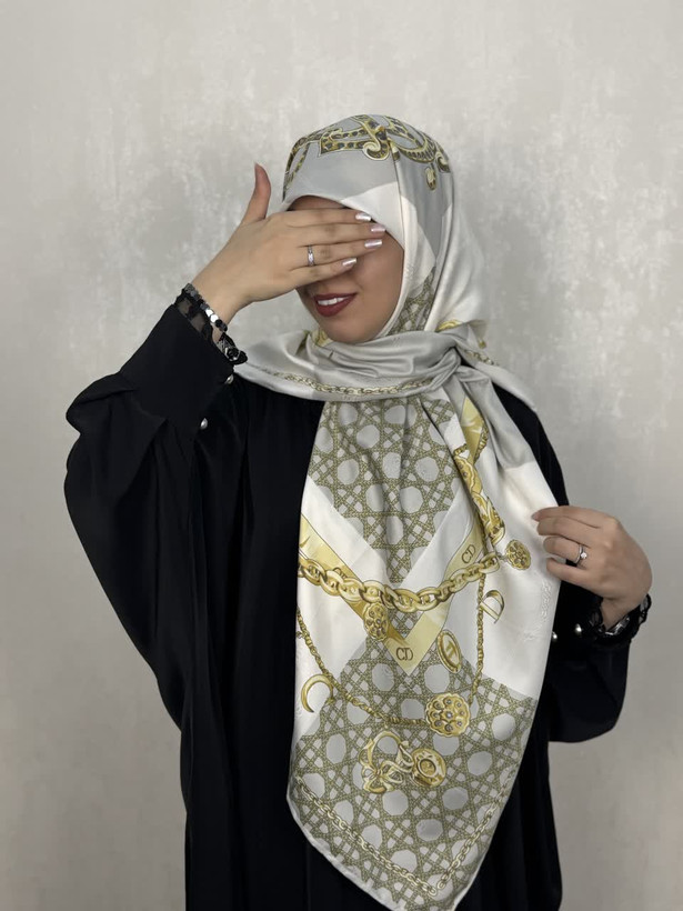 روسری ابریشم ژاکارد وارداتی CD رنگ طوسی روشن باطرح زنجیر های طلایی