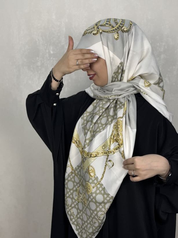 روسری ابریشم ژاکارد وارداتی CD رنگ طوسی روشن باطرح زنجیر های طلایی