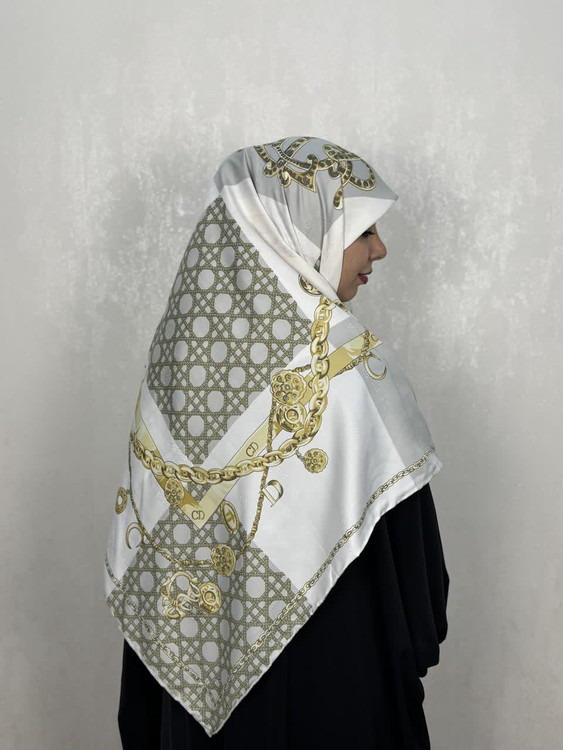 روسری ابریشم ژاکارد وارداتی CD رنگ طوسی روشن باطرح زنجیر های طلایی