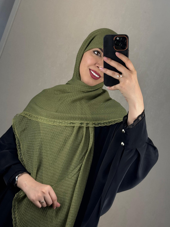 روسری پیلیسه دور دانتل رنگ کرم سبز صدری