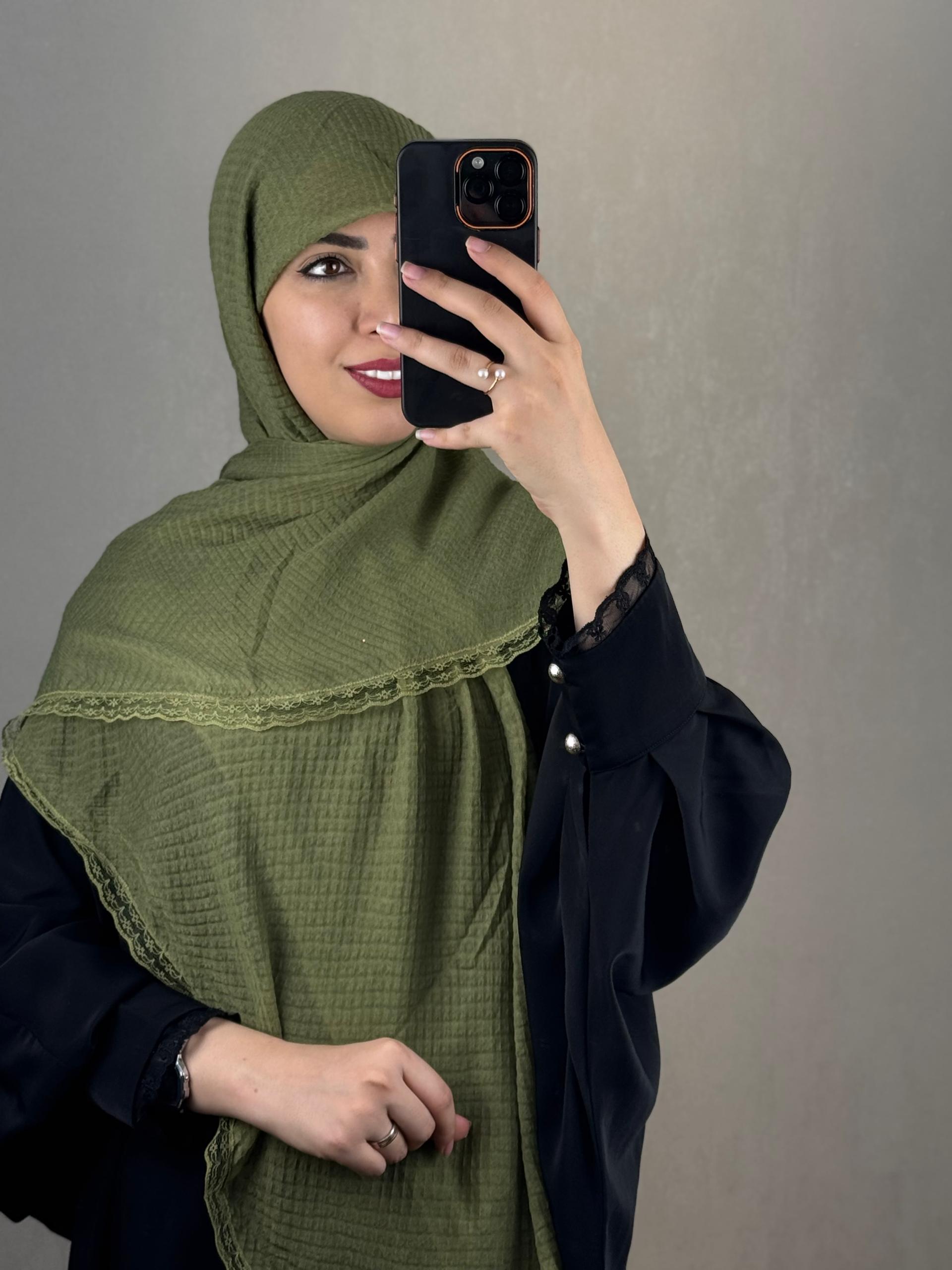 روسری پیلیسه دور دانتل  رنگ کرم سبز صدری
