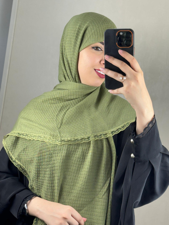روسری پیلیسه دور دانتل رنگ کرم سبز صدری