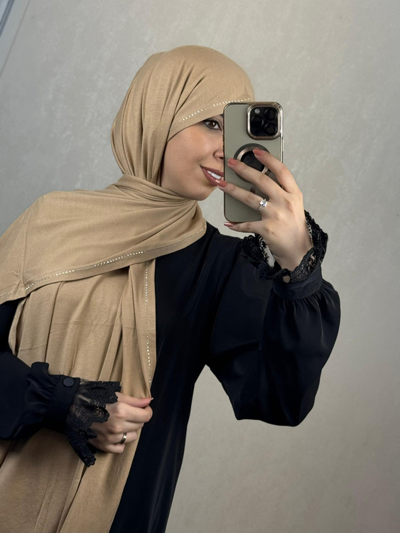 شال کشی نگین دار جنس ویسکوز درجه یک رنگ کرم موکا