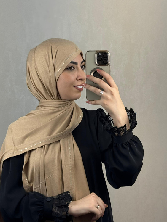 شال کشی نگین دار جنس ویسکوز درجه یک رنگ کرم موکا