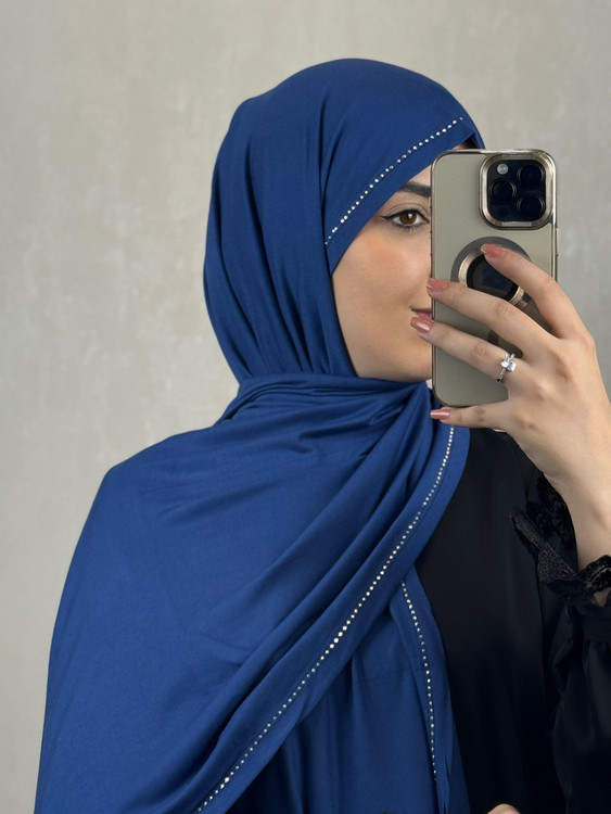 شال کشی نگین دار جنس ویسکوز درجه یک رنگ آبی کاربنی