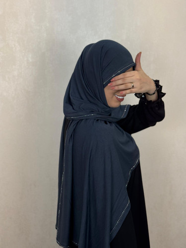 شال کشی نگین دار جنس ویسکوز درجه یک  رنگ طوسی متمایل به دودی
