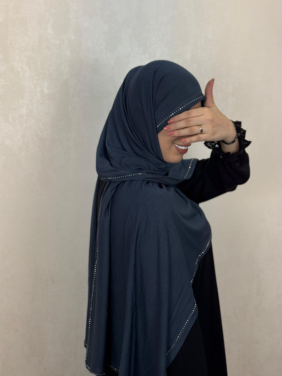 شال کشی نگین دار جنس ویسکوز درجه یک رنگ طوسی متمایل به دودی