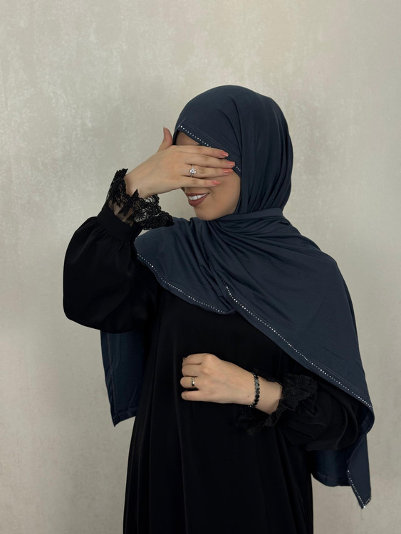 شال کشی نگین دار جنس ویسکوز درجه یک رنگ طوسی متمایل به دودی