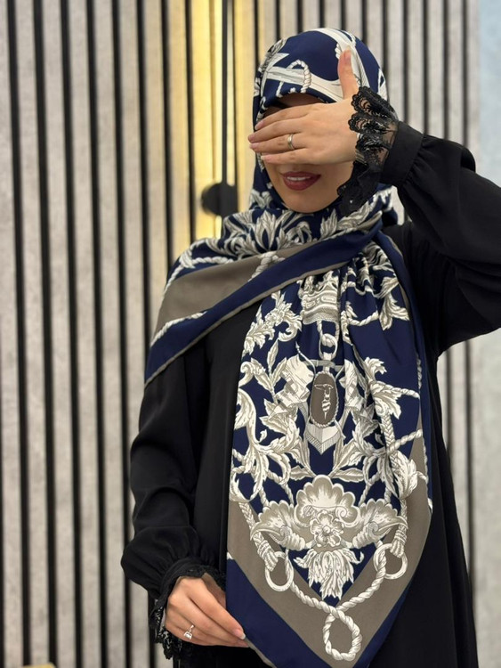 روسری ابریشم توییل وارداتی طرح تاج و زنجیر رنگ سورمه ای