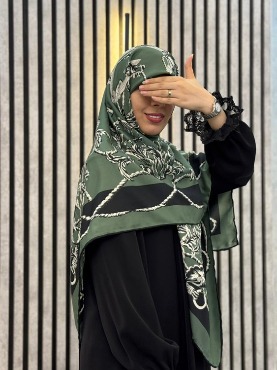 روسری ابریشم توییل وارداتی طرح تاج و زنجیر رنگ سبز