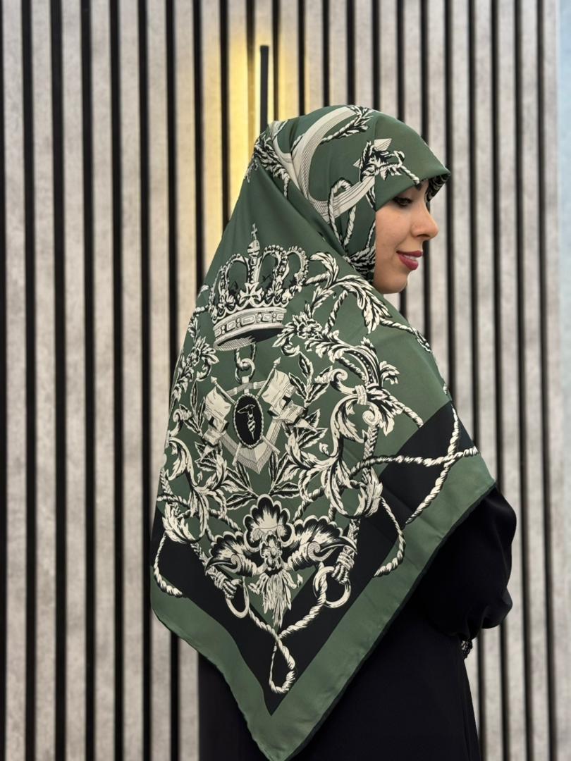 روسری ابریشم توییل وارداتی طرح تاج و زنجیر رنگ سبز