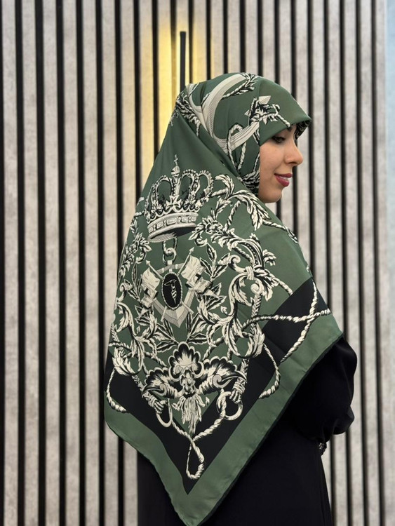 روسری ابریشم توییل وارداتی طرح تاج و زنجیر رنگ سبز