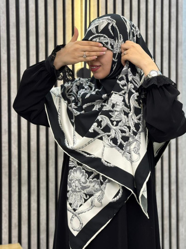 روسری ابریشم توییل وارداتی طرح تاج و زنجیر رنگ مشکی  کد 001
