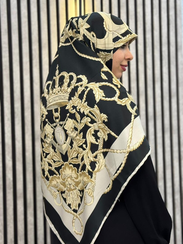 روسری ابریشم توییل وارداتی طرح تاج و زنجیر رنگ مشکی  کد002